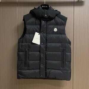 Black Moncler puffer vest Size 2（M)